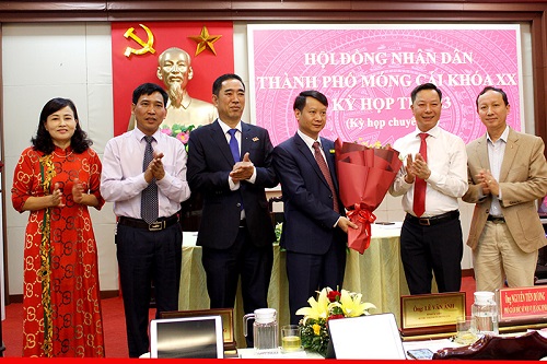 Lãnh đạo TP Móng Cái, Sở Nội vụ tặng hoa chúc mừng ông Hồ Quang Huy, Chủ tịch UBND TP Móng Cái