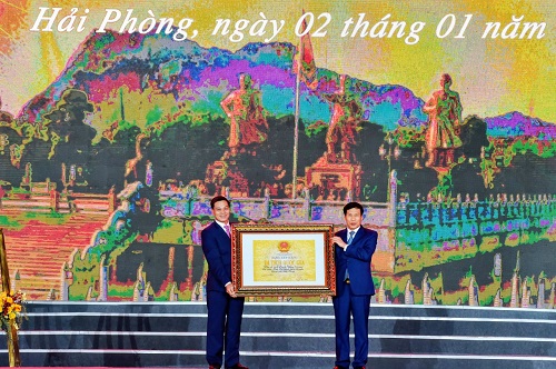 Ông Nguyễn Văn Tùng, Chủ tịch UBND TP. Hải Phòng đón nhận bằng xếp hạng di tích lịch sử quốc gia từ ông Nguyễn Ngọc Thiện, Bộ trưởng Bộ VHTTDL