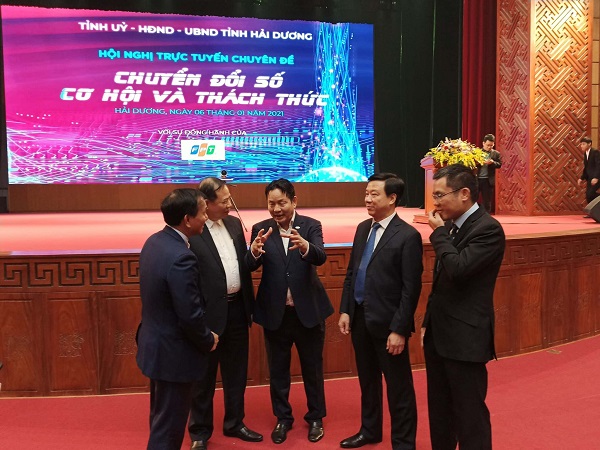 Lãnh đạo tỉnh Hải Dương cùng lãnh đạo Tập đoàn FPT trao đổi tại Hội nghị