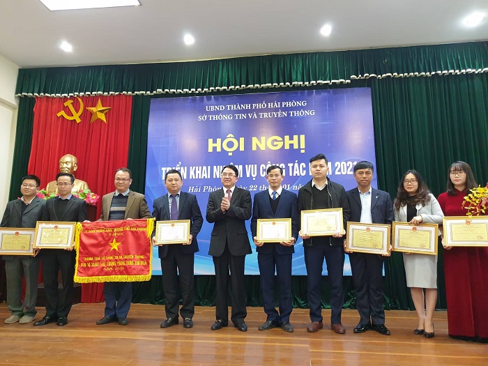 Ông Lê Khắc Nam, Phó Chủ tịch UBND thành phố Hải Phòng trao tặng Cờ thi đua và Danh hiệu Tập thể Lao động xuất sắc tặng các đơn vị thuộc Sở Thông tin và Truyền thông