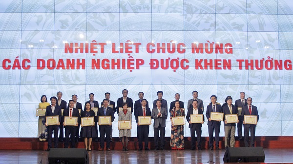 Ông Nguyễn Văn Tùng, Chủ tịch UBND thành phố Hải Phòng trao bằng khen tặng các doanh nghiệp có thành tích xuất sắc, đóng góp tích cực vào sự phát triển của thành phố