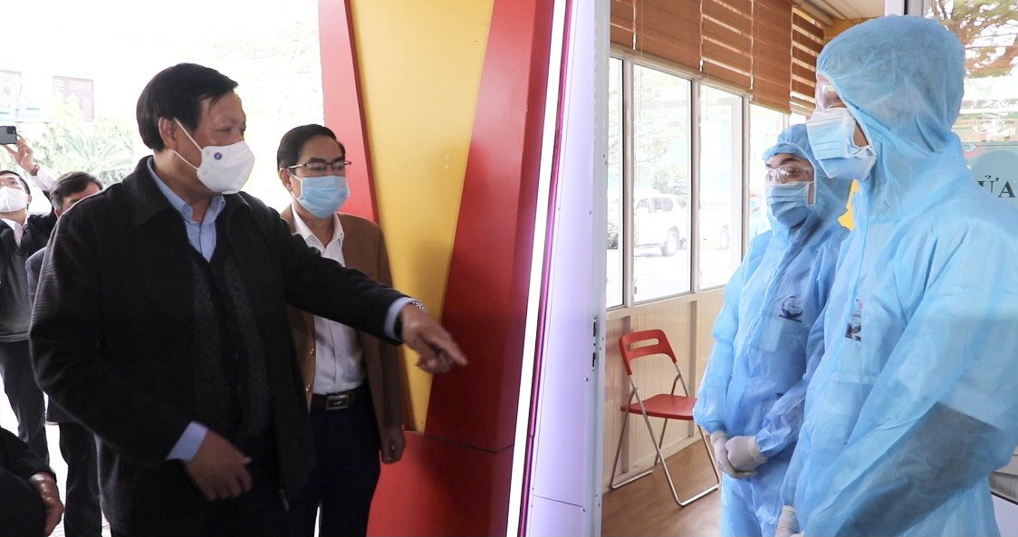 Thứ trưởng Bộ Y tế Đỗ Xuân Tuyên cùng đoàn công tác kiểm tra công tác cách ly, điều trị tại Bệnh viện Trẻ em Hải Phòng