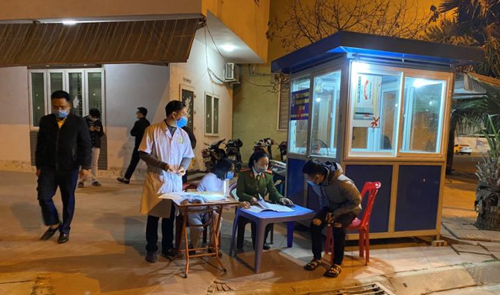 Lực lượng chức năng xã An Đồng, huyện An Dương xử lý các trường hợp cố tình vi phạm quy định về không thực hiện đeo khẩu trang tại nơi công cộng.
