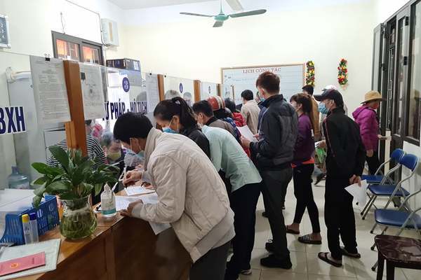 Người dân chen nhau đi xin giấy xác nhận ra vào TP Hải Phòng tại quận Hải An trong ngày 06/02. Ảnh: Thu Hằng