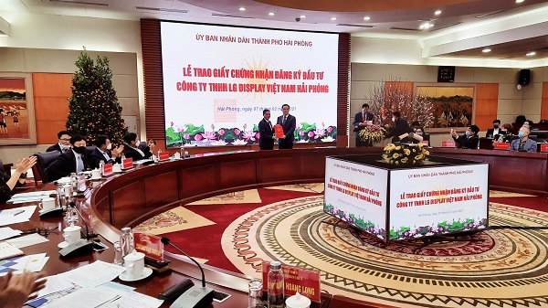 Ông Nguyễn Văn Tùng, Chủ tịch UBND TP. Hải Phòng trao giấy chứng nhận đăng ký đầu tư cho Công ty TNHH LG Display Việt Nam Hải Phòng