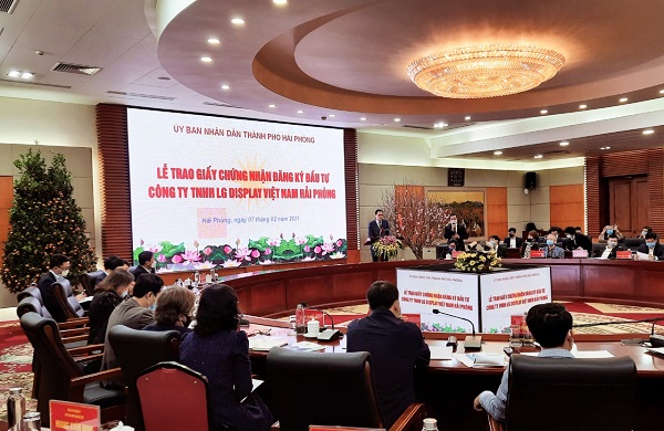 Ông Suk Myung Su, Tổng giám đốc Công ty TNHH LG Display Việt Nam Hải Phòng phát biểu sau khi nhận giấy chứng nhận đầu tư tại hội nghị