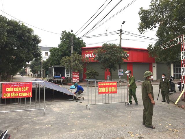Lực lượng chức năng lập chốt kiểm soát tại Khu đô thị Việt Mỹ, thị trấn Lai Cách, huyện Cẩm Giàng