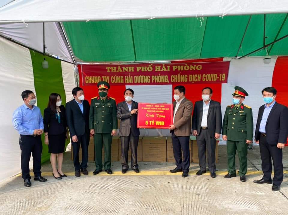 Đoàn công tác của thành phố Hải Phòng trao tặng 5 tỷ đồng và 500.000 khẩu trang cho tỉnh Hải Dương