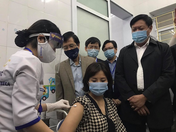 Người đầu tiên tiêm mũi văc xin phòng Covid-19 là chị Phạm Thị Tuyết Nhung, 40 tuổi là nhân viên y tế thuộc Trung tâm Y tế TP Hải Dương