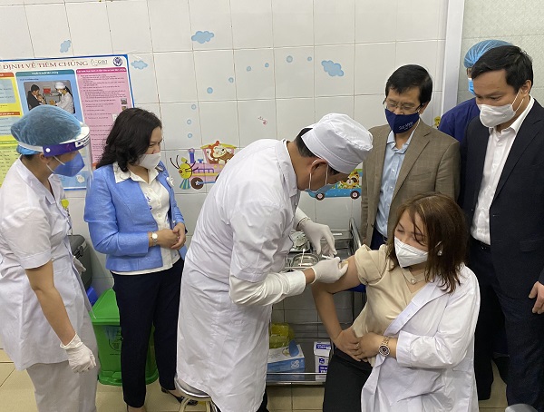 Thứ trưởng Bộ Y tế Đỗ Xuân Tuyên trực tiếp tiêm vaccine phòng Covid-19 cho chị Đỗ Thị Nhài - cán bộ trạm y tế phường Tân Hưng
