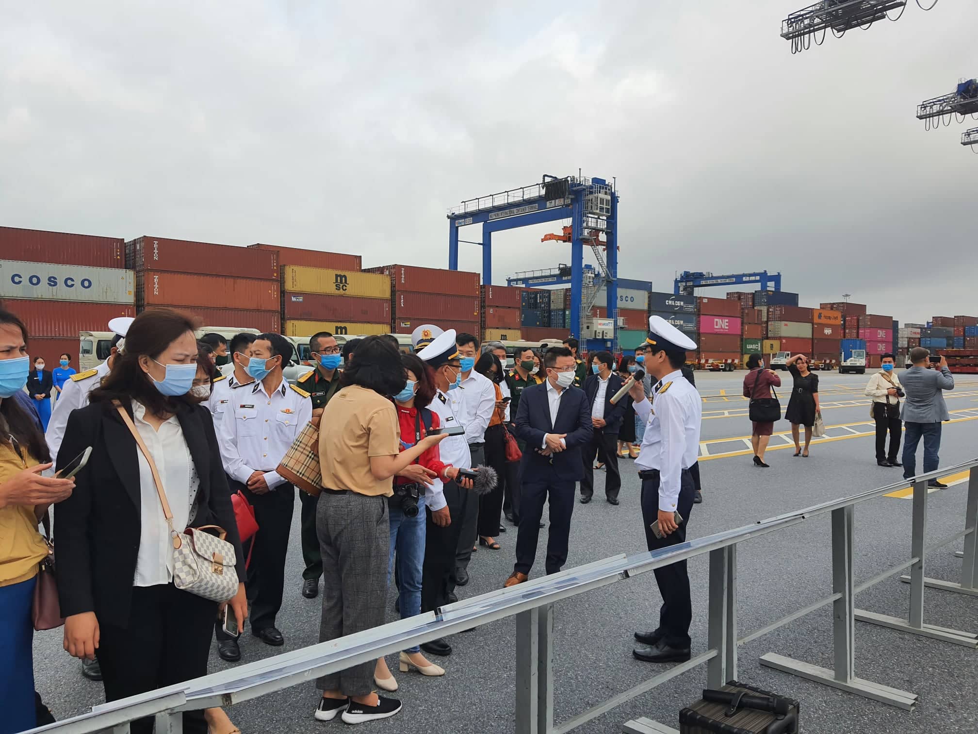 Các đại biểu tham quan Công ty TNHH Cảng Container Quốc tế Tân Cảng - Hải Phòng thuộc Quân chủng Hải quân