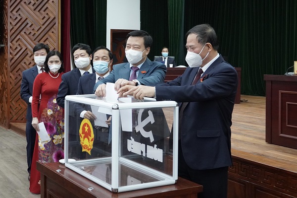 Các đại biểu HĐND tỉnh bỏ phiếu bầu Chủ tịch HĐND tỉnh