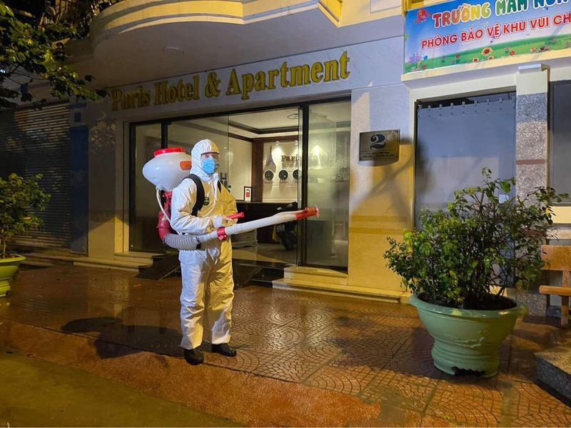 Khách sạn Paris nơi 2 trường hợp nghi mắc Covid-19 lưu trú được phun khử khuẩn ngay trong đêm 25/3