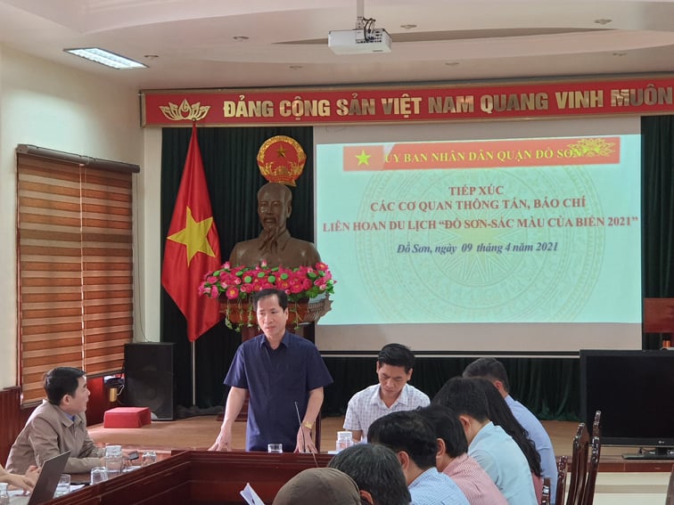 Ông Hoàng Xuân Minh, Chủ tịch UBND quận Đồ Sơn thông tin tới báo chí những sự kiện tiêu biểu của Liên hoan du lịch Đồ Sơn - Sắc màu của biển 2021