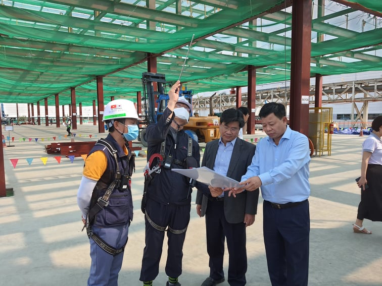 Ông Đỗ Nhất Hoàng, Cục trưởng Cục Đầu tư nước ngoài và ông Lê Trung Kiên, Trưởng ban HEZA đang khảo sát thực địa tại nhà máy sản xuất tủ lạnh hiện đại của LGE tại KCN Tràng Duệ