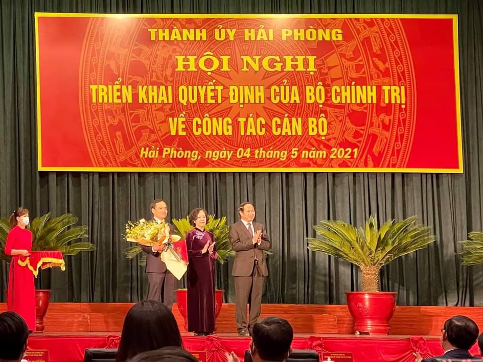 Bà Trương Thị Mai, Ủy viên Bộ Chính trị, Bí thư Trung ương Đảng, Trưởng Ban Tổ chức Trung ương  tặng hoa chúc mừng và trao quyết định cho ông Trần Lưu Quang, tân Bí thư Thành ủy Hải Phòng