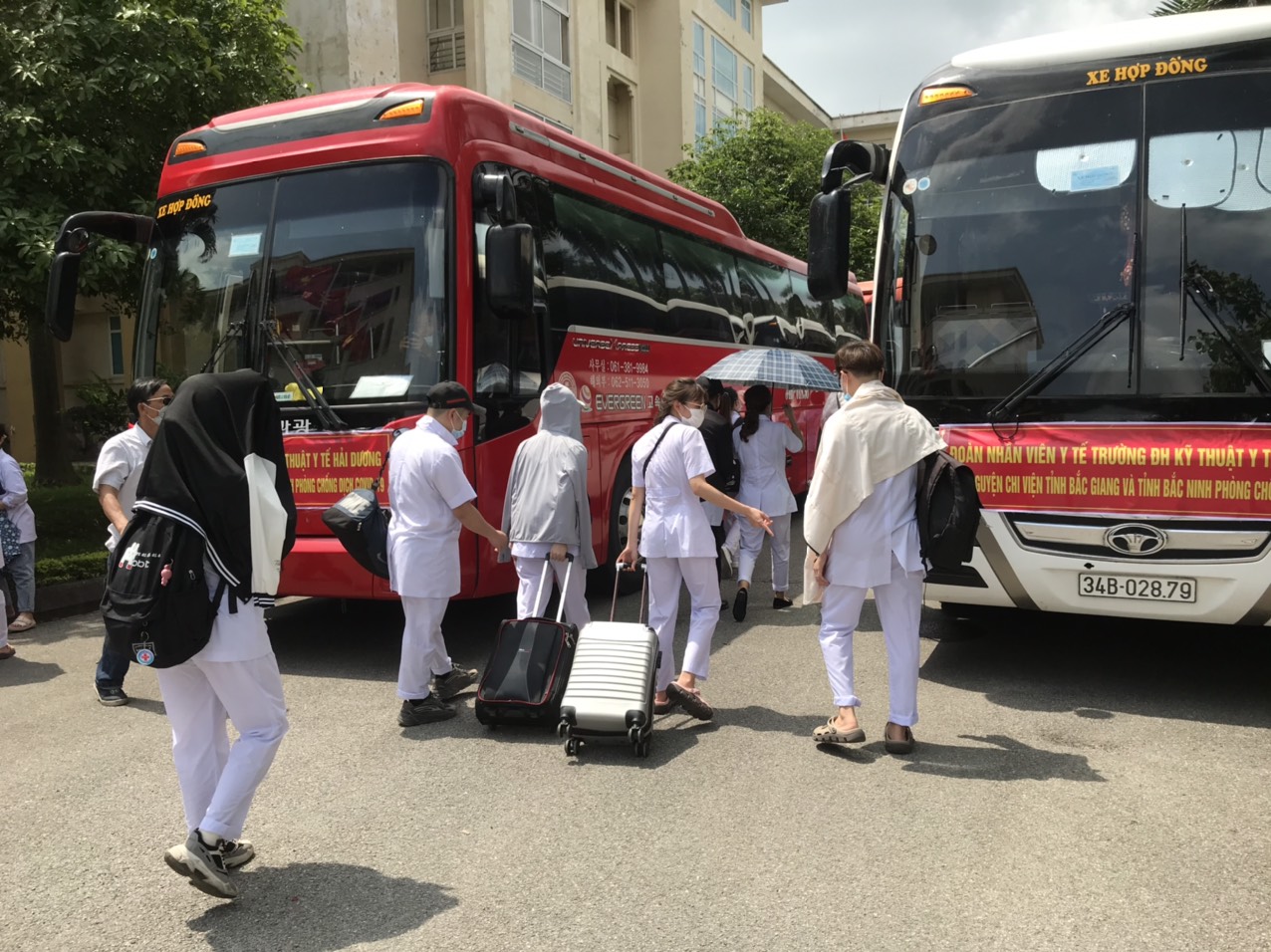 267 sinh viên Trường Đại học Kỹ thuật Y tế Hải Dương lên đường chi viện cho hai tỉnh Bắc Giang và Bắc Ninh trong việc lấy mẫu xét nghiệm