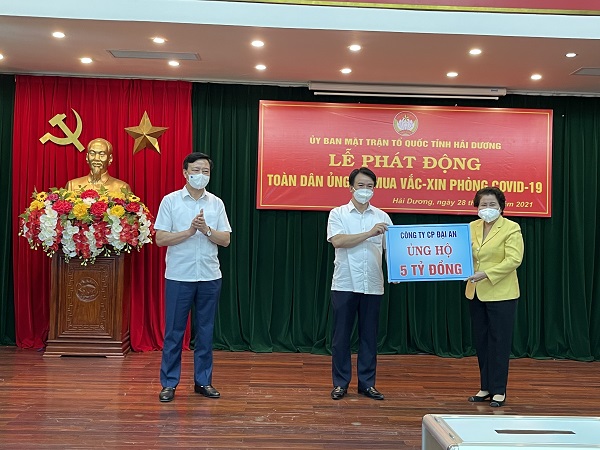 Bà Trương Tú Phương, Chủ tịch HĐQT Công ty CP Đại An ủng hộ Quỹ Vaccine phòng Covid-19 tỉnh Hải Dương 5 tỷ đồng