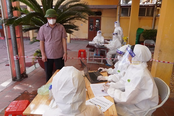 Ông Triệu Thế Hùng, Phó Bí thư Tỉnh ủy Hải Dương kiểm tra việc lấy mẫu xét nghiệm tại Trường THCS Hải Tân, TP. Hải Dương