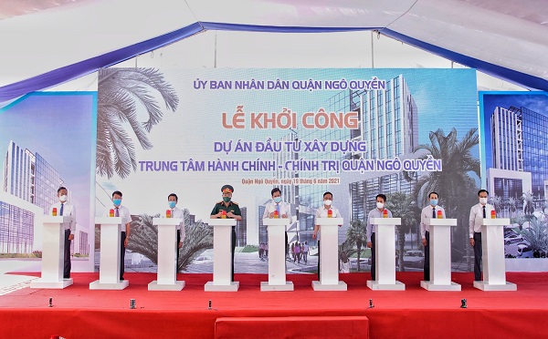Các đại biểu bấm nút khởi công Dự án Trung tâm Hành chính - Chính trị quận Ngô Quyền. Ảnh: Hồng Phong