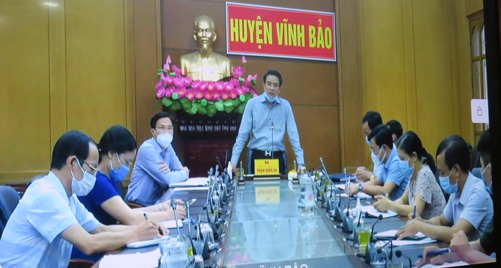 Ông Phạm Quốc Ka, Bí thư Huyện ủy Vĩnh Bảo báo cáo tại điểm cầu của huyện