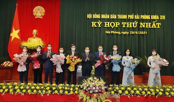 Ông Trần Lưu Quang, Bí thư Thành ủy Hải Phòng tặng hoa chúc mừng các đại biểu được bầu giữ chức danh lãnh đạo HĐND thành phố và lãnh đạo các Ban HĐND thành phố; lãnh đạo UBND thành phố Hải Phòng khóa XVI