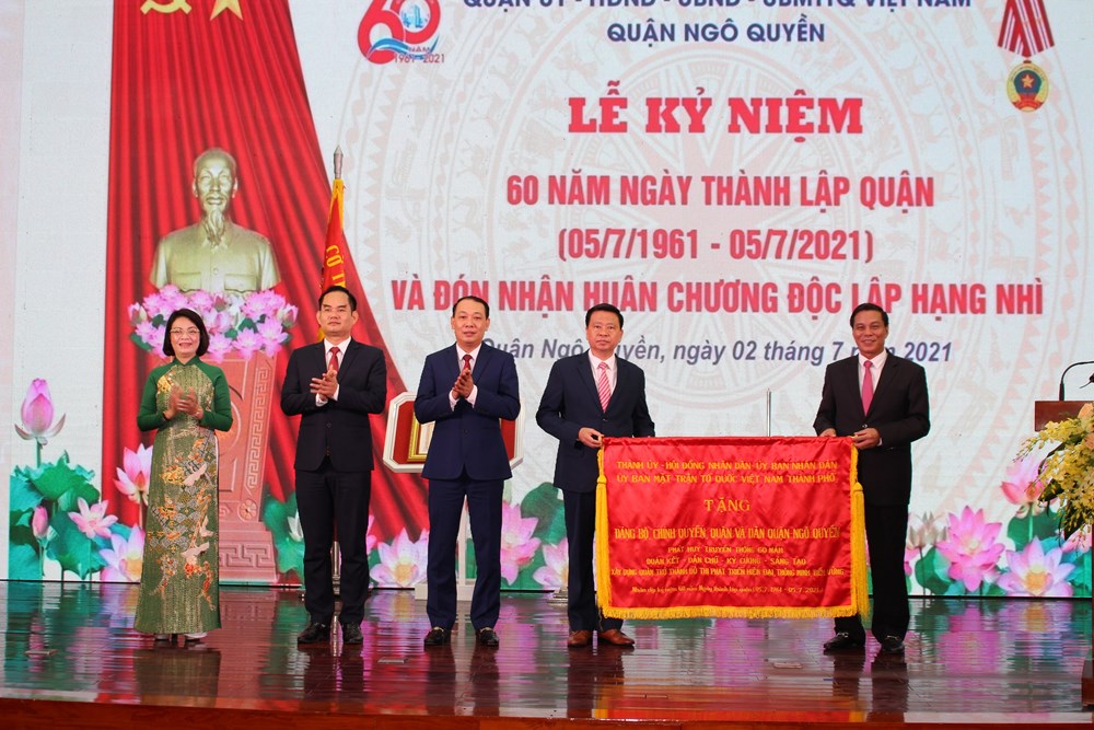 Ông Nguyễn Văn Tùng, Chủ tịch UBND thành phố Hải Phòng trao Bức trướng tặng Đảng bộ, chính quyền, quân và dân quận Ngô Quyền