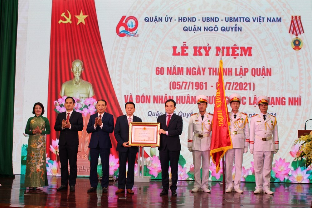 Ông Trần Lưu Quang, Bí thư Thành ủy Hải Phòng gắn Huân chương Độc lập Hạng Nhì lên cờ truyền thống và trao Bằng chứng nhận tặng Đảng bộ, Chính quyền, quân và dân quận Ngô Quyền