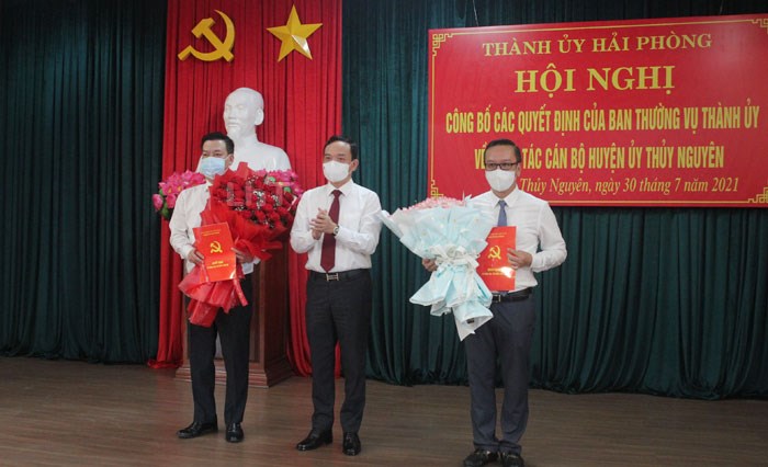 Ông Trần Lưu Quang, Bí thư Thành ủy Hải Phòng trao Quyết định và tặng hoa cho ông Phạm Văn Thép và ông Uông Minh Long nhận nhiệm vụ mới