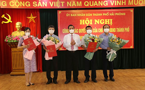 Ông Nguyễn Văn Tùng, Chủ tịch UBND thành phố Hải Phòng trao Quyết định bổ nhiệm và tặng hoa chúc mừng tại hội nghị