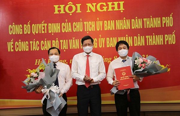 Ông Lê Anh Quân, Phó Chủ tịch Thường trực UBND TP. Hải Phòng trao các Quyết định bổ nhiệm và tặng hoa chúc mừng ông Phạm Hưng Hùng (trái) và ông Nguyễn Ngọc Tú (phải)