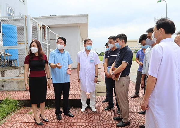 Ông Lê Khắc Nam, Phó Chủ tịch UBND Thành phố yêu cầu đẩy nhanh tiến độ thi công để đưa vào vận hành hệ hống cung cấp oxy trước ngày 10/9/2021 tại Bệnh viện Việt Tiệp cơ sở 2