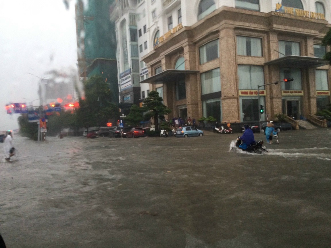 Người dân vất vả lưu thông trên tuyến đường Lê Hồng Phong vì mưa lớn không ngớt