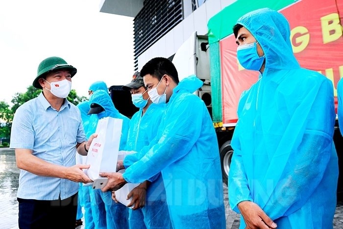 Ông Phạm Xuân Thăng, Bí thư Tỉnh ủy Hải Dương tặng quà, động viên các lái xe trước khi lên đường vận chuyển lương thực vào hỗ trợ các tỉnh, thành phố phía Nam phòng, chống dịch Covid-19