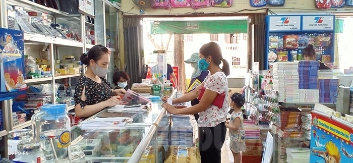 Phụ huynh và học sinh đi sắm đồ dùng học tập trước năm học mới tại cửa hàng sách số 60 Quang Trung, TP. Hải Dương. Ảnh: Báo Hải Dương