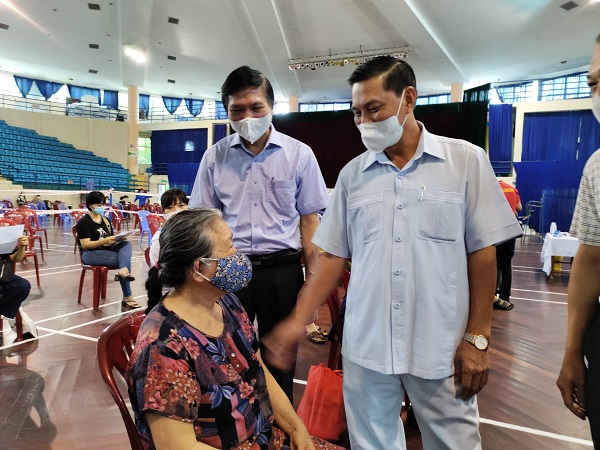 Lãnh đạo Thành phố Hải Phòng hỏi thăm người dân sau khi tiêm vaccine sáng nay (08.9). Ảnh: VQ