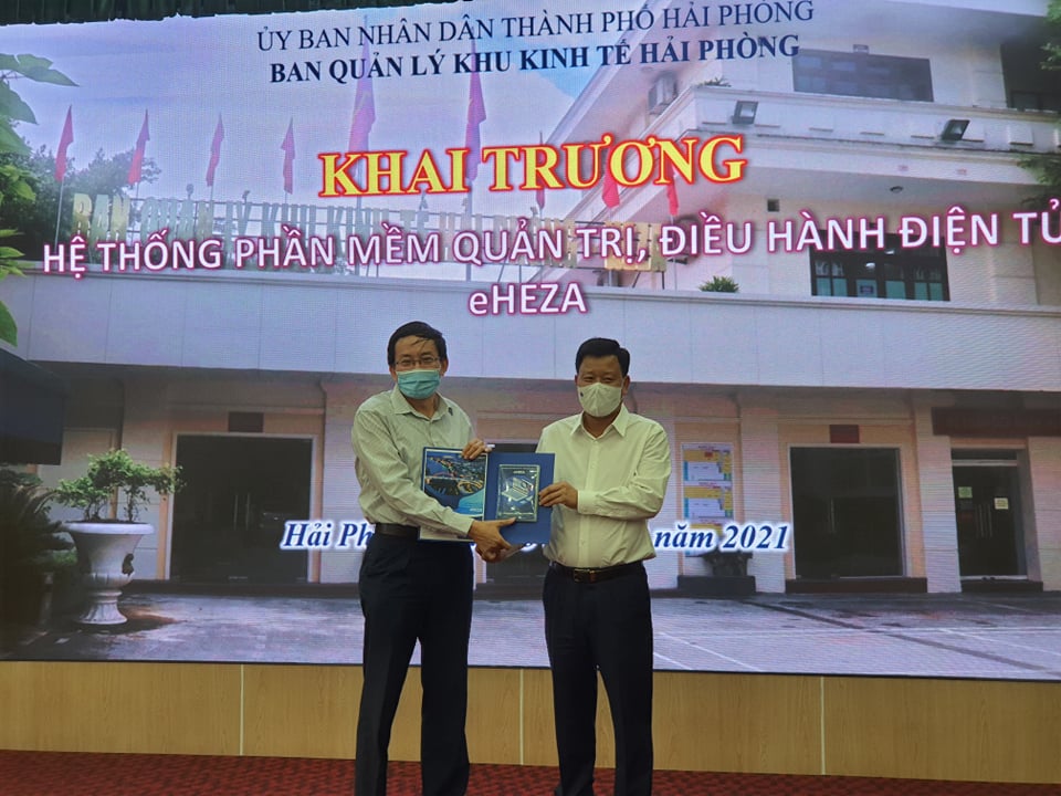 Ông Nguyễn Đức Dũng, Trưởng đại diện VNPT Hải Phòng trao chìa khóa hệ thống phần mềm cho ông Lê Trung Kiên, Trưởng ban Ban Quản lý Khu kinh tế Hải Phòng