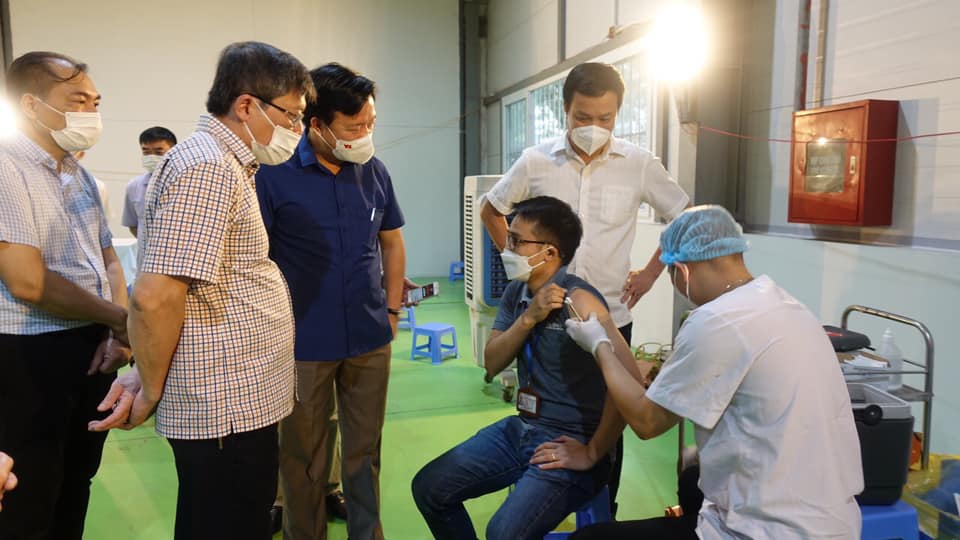 Lãnh đạo tỉnh Hải Dương đã đi kiểm tra thực tế tại khu vực tiêm vaccine ở Khu công nghiệp Đại An