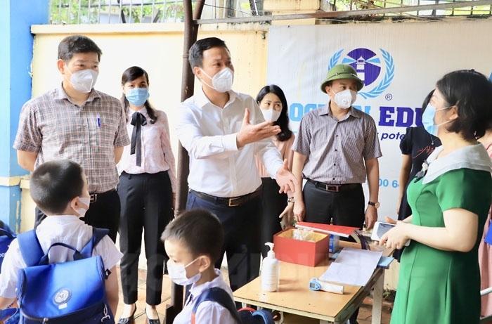 Ông Triệu Thế Hùng, Chủ tịch UBND tỉnh Hải Dương kiểm tra công tác phòng chống dịch Covid-19 tại Trường Tiểu học Tô Hiệu (TP.Hải Dương)