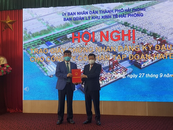 Ông Lê Trung Kiên, Trưởng Ban Quản lý Khu kinh tế Hải Phòng (phải) trao Giấy chứng nhận cho nhà đầu tư