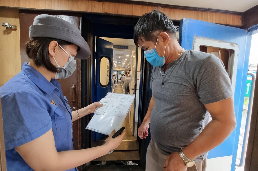 Nhân viên ga Hải Phòng kiểm tra điều kiện khách trước khi lên tàu đi Hà Nội
