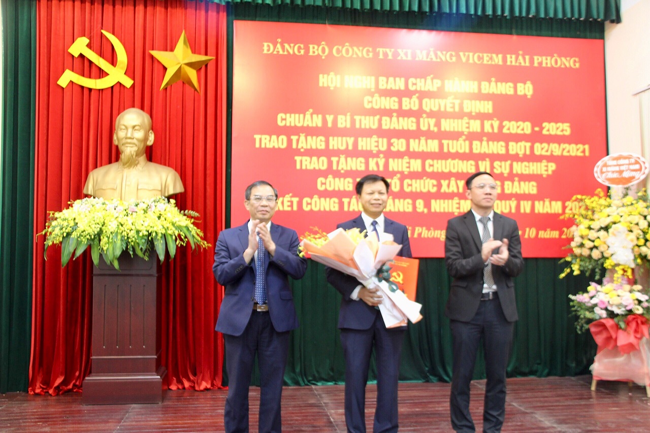 Ông Trần Văn Toan, Tổng giám đốc Công ty Xi măng Vicem Hải Phòng đón nhận quyết định chuẩn y Bí thư Đảng ủy Công ty nhiệm kỳ 2020 - 2025