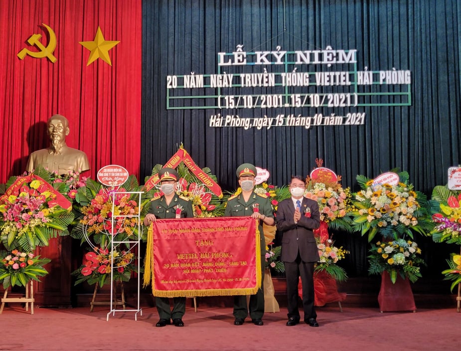 Ông Lê Khắc Nam, Phó Chủ tịch UBND TP.Hải Phòng trao tặng Bức trướng của UBND Thành phố cho Viettel Hải Phòng