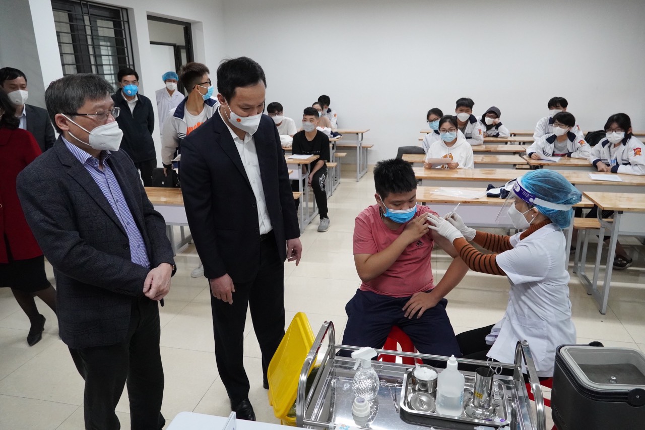 Ông Triệu Thế Hùng, Chủ tịch UBND tỉnh Hải Dương kiểm tra việc tiêm vaccine cho học sinh tại trường THPT Hồng Quang (TP. Hải Dương)