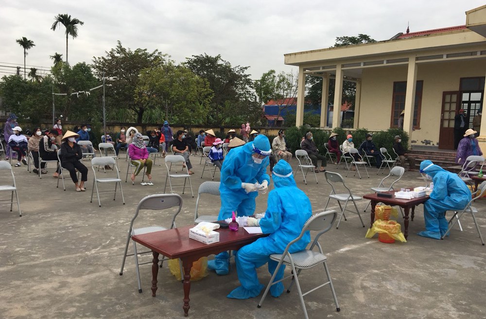 Việc lấy mẫu cho người dân liên quan tới các ca mắc ở Xưởng may Toàn Thắng, huyện Tiên Lãng đang được lực lượng y tế tiến hành khẩn trương. Ảnh: haiphong.gov.vn