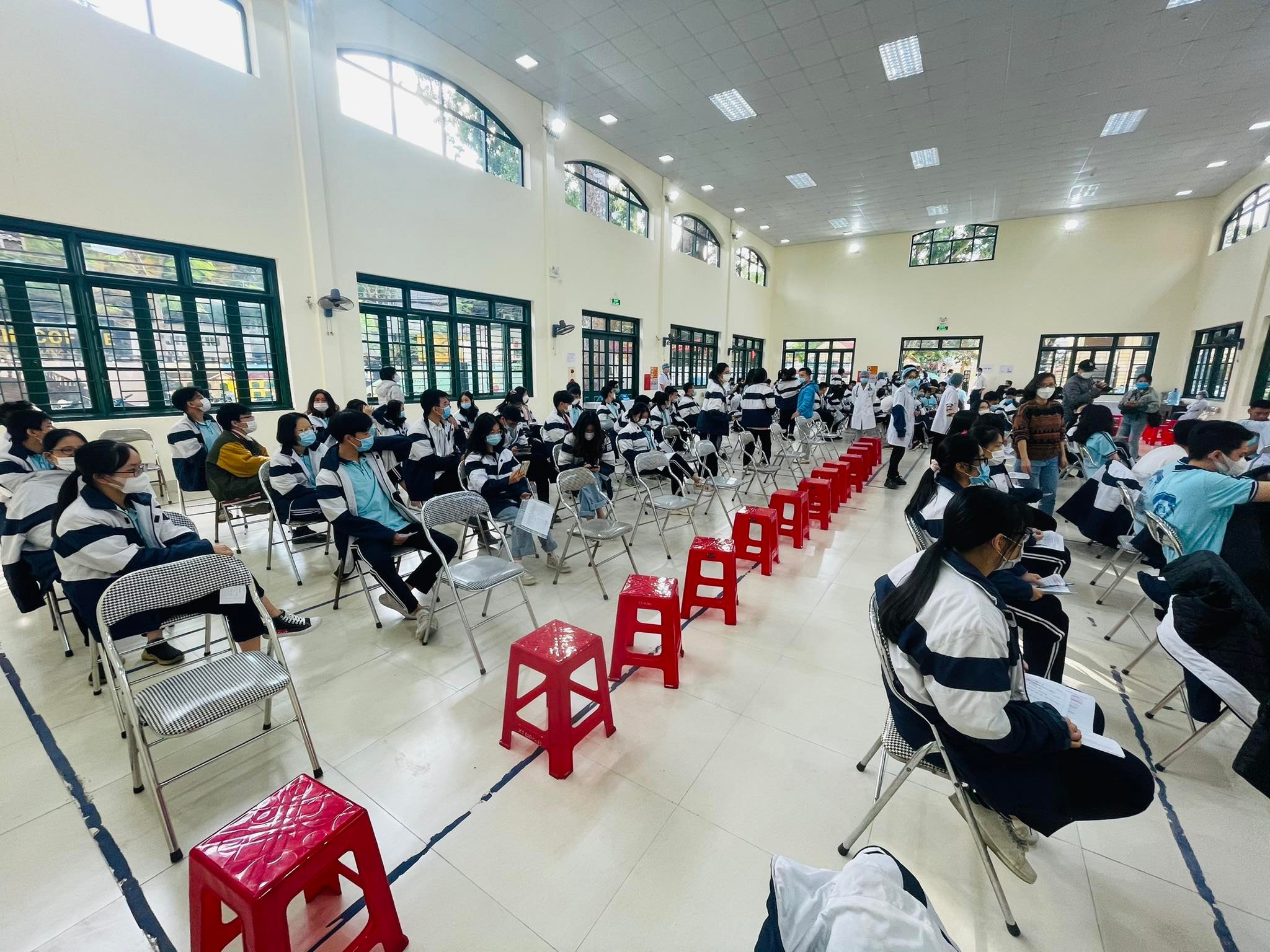 Toàn bộ 1.724 học sinh của Trường THPT Ngô Quyền đã được bố mẹ, người giám hộ đồng ý cho tiêm phòng Covid-19. Ảnh: VQ