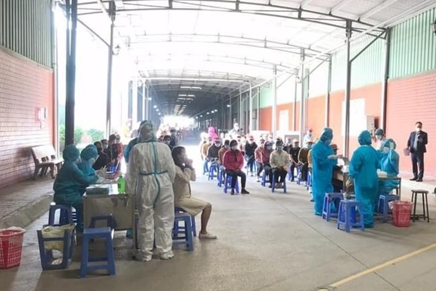 Lấy mẫu xét nghiệm tại Công ty TNHH GFT Việt Nam - nơi ghi nhận 93 công nhân mắc Covid-19 tính đến sáng 30.11