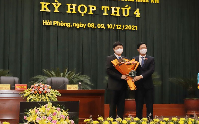 Ông Phạm Văn Lập, Chủ tịch HĐND thành phố Hải Phòng tặng hoa chúc mừng ông Hoàng Minh Cường, Phó Chủ tịch UBND thành phố
