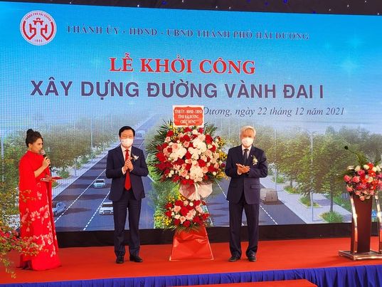 Ông Phạm Xuân Thăng, Bí thư Tỉnh ủy Hải Dương tặng hoa chúc mừng TP Hải Dương tại lễ khởi công xây dựng đường vành đai I. Ảnh: Thanh Sơn
