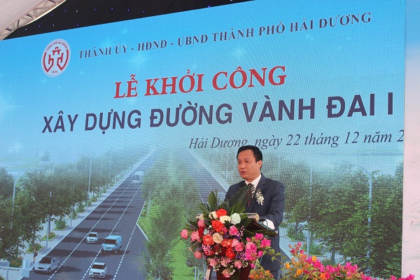 Ông Triệu Thế Hùng, Chủ tịch UBND tỉnh Hải Dương phát biểu tại lễ khởi công Dự án xây dựng đường Vành đai 1. Ảnh: Thanh Tân